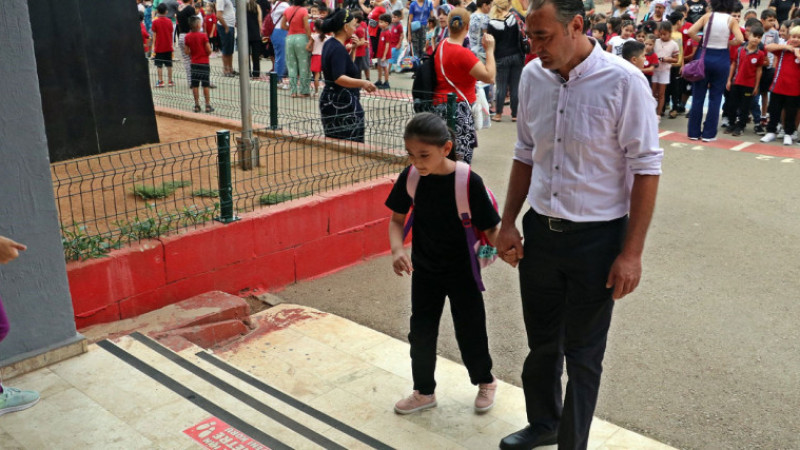 13 günlükken sol bacağı kesilen Özge, protez bacağıyla okula gelip ders başı yaptı