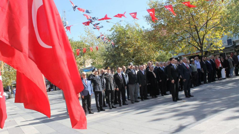 Manyas’ta Cumhuriyet Bayramı çelenk sunumu ile başladı