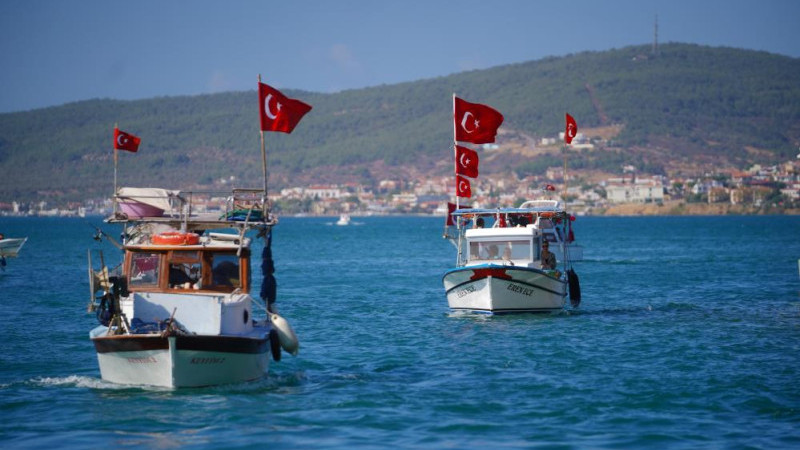 Ayvalık'ta Teknelerin Cumhuriyet korteji büyük ilgi gördü