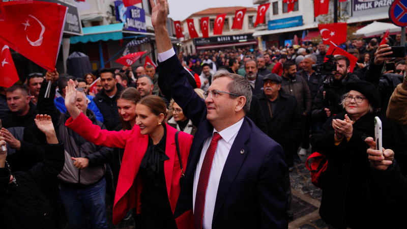 CHP Ayvalık Adayı Mesut Ergin sevgi gösterileriyle karşılandı...