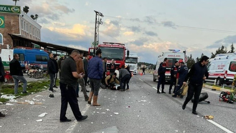 Ayvalık'ta TIR ile Servis Minibüsü çarpıştı