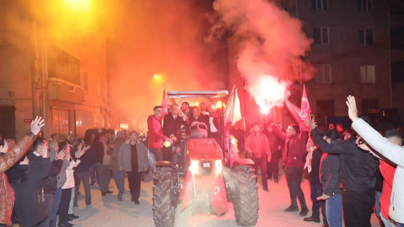 CHP’Lİ AHMET AKIN’A ŞAMLI’DA TRAKTÖR KONVOYUYLA KARŞILAMA